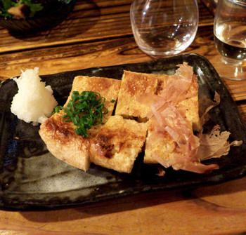 「五郎 古町店」料理 1278289 栃尾の油揚げ（ハーフ￥702）。素焼き・ねぎ味噌・納豆入りの3種類を一度に味わえる