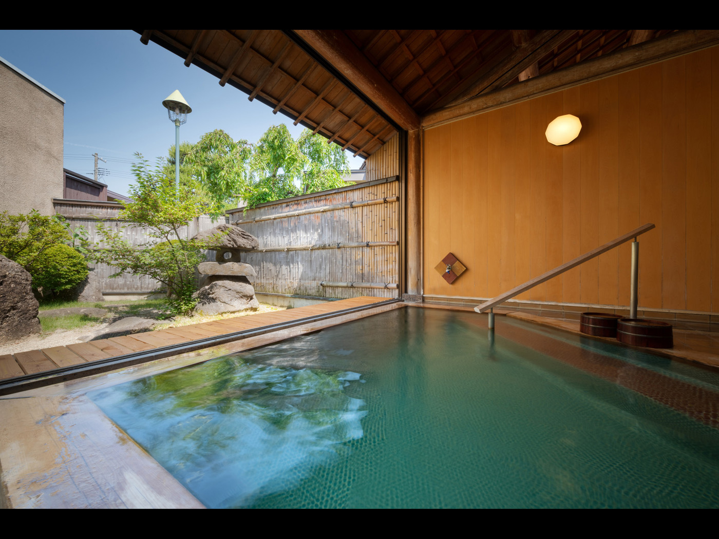 庭園が眺められる源泉の露天ヒノキ風呂4251466