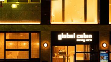 施設の正面 (日没後) / 1