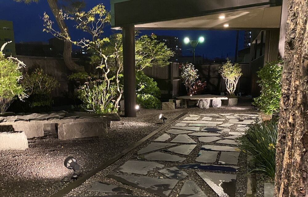 施設の正面 (日没後)