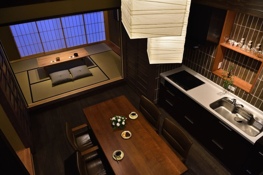 客室内のダイニングエリア