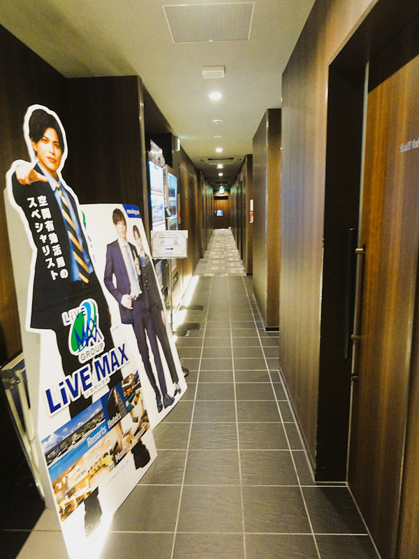 １階フロント横も狭くて長い？