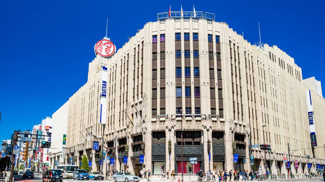 「伊勢丹」のデパ地下で
スイーツをゲット♪ / 1