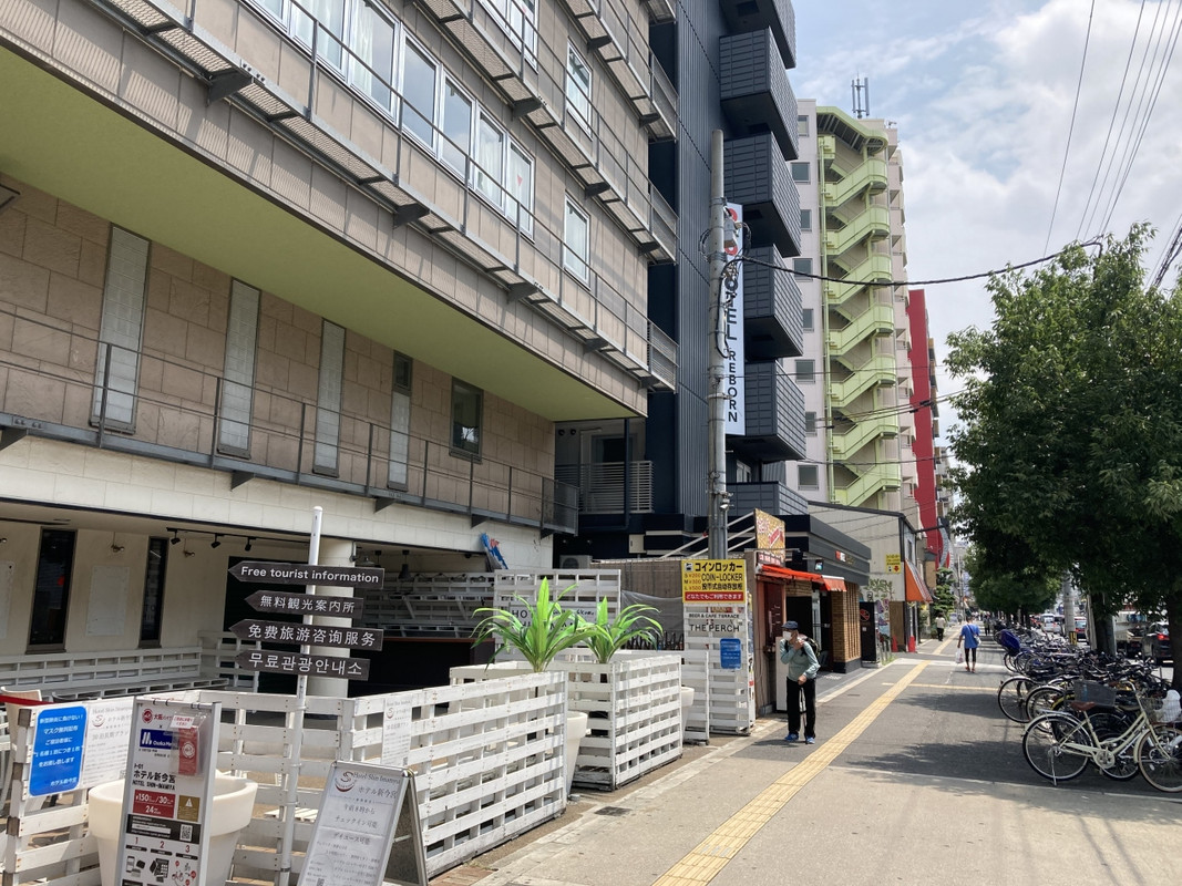 ホテルの前の通り