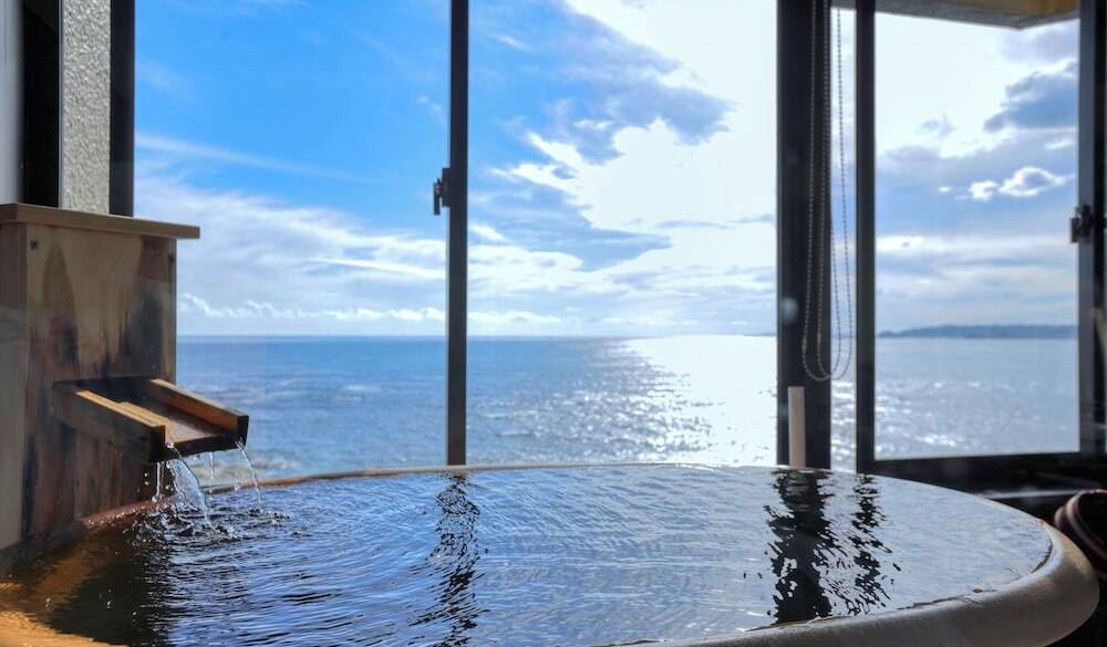 海を眺める客室露天で
家族だけの温泉タイム / 1