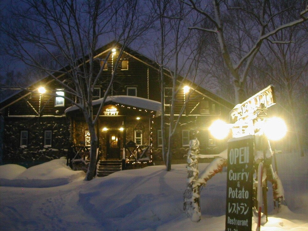 施設の正面 (日没後)