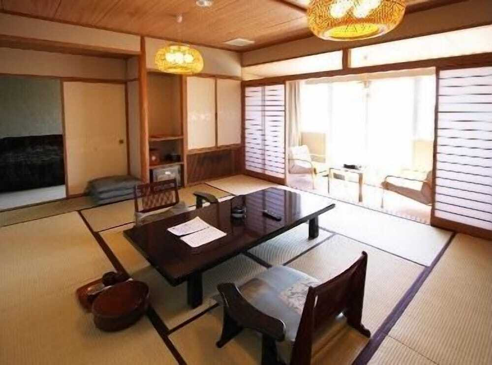 客室内のダイニングエリア