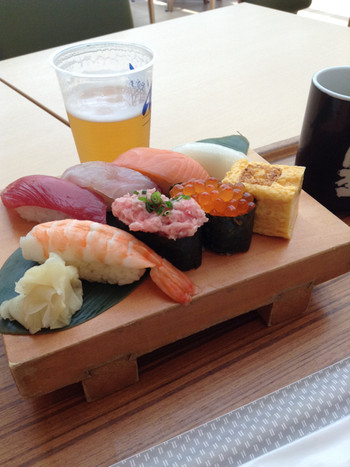 「魚がし日本一 羽田空港国際線ターミナルTOKYO SKY KITCHEN店」料理 53500 魚がしセット1000円とビール
