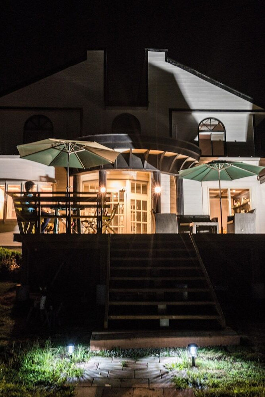 施設の正面 (日没後)