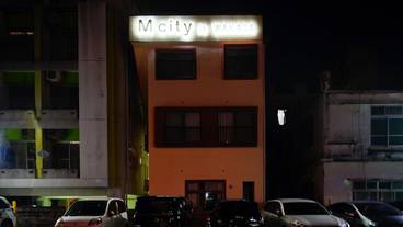 施設の正面 (日没後) / 2