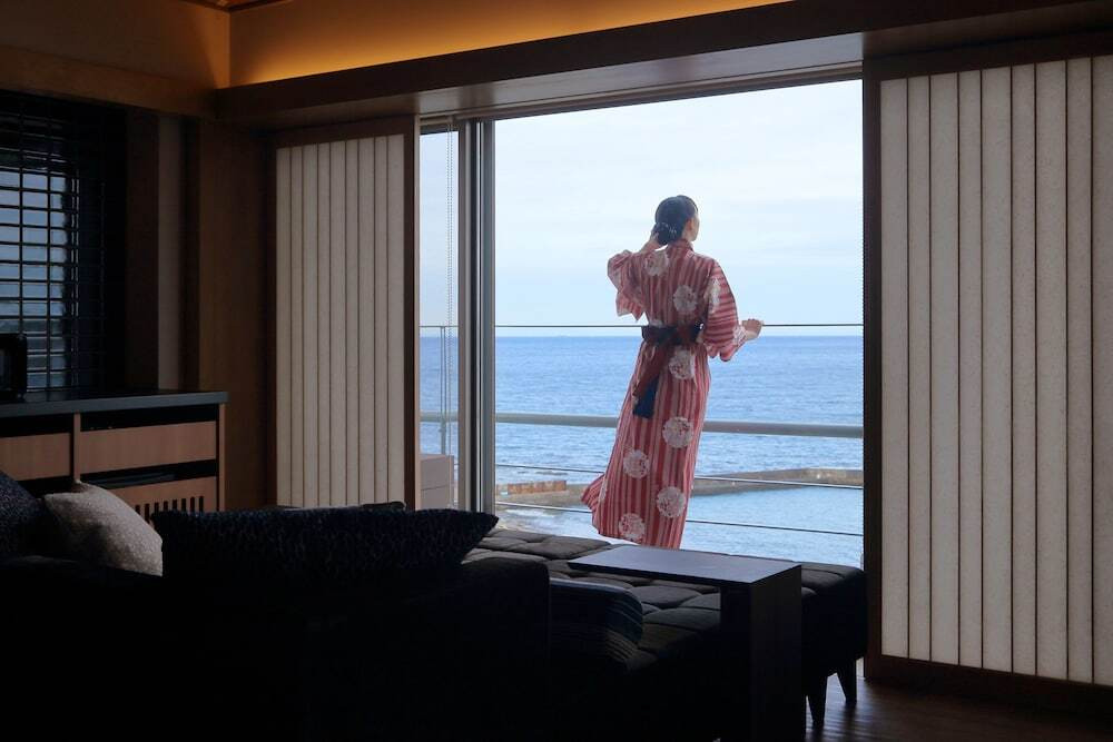 집에서 여가를 즐기는 젊은여자