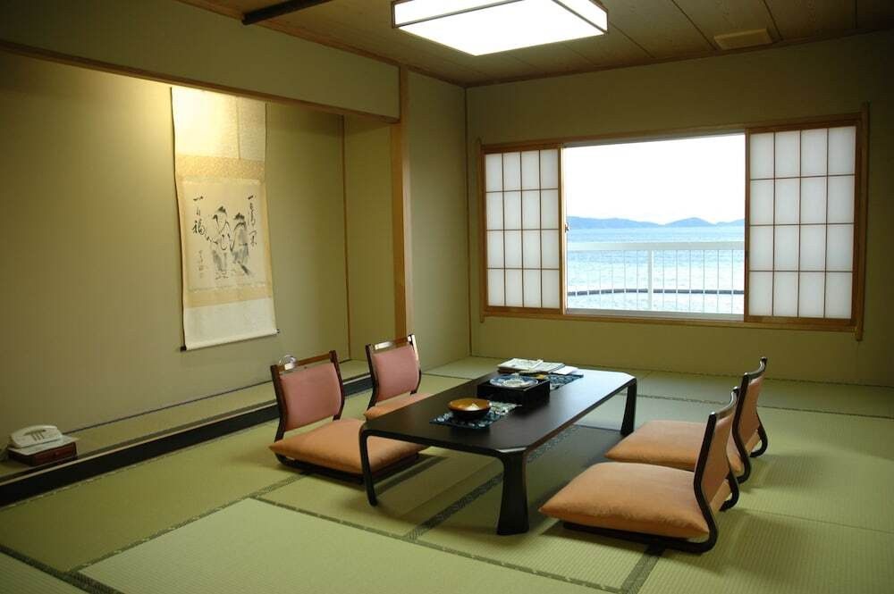 客室内のダイニングエリア