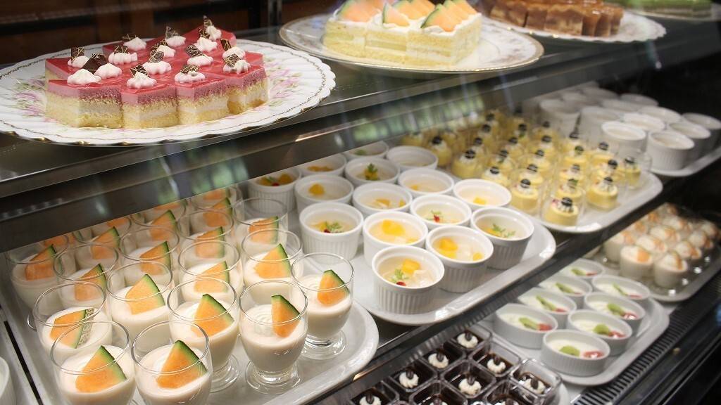 カフェテリアでお肉も
デザートも食べ放題♪ / 4