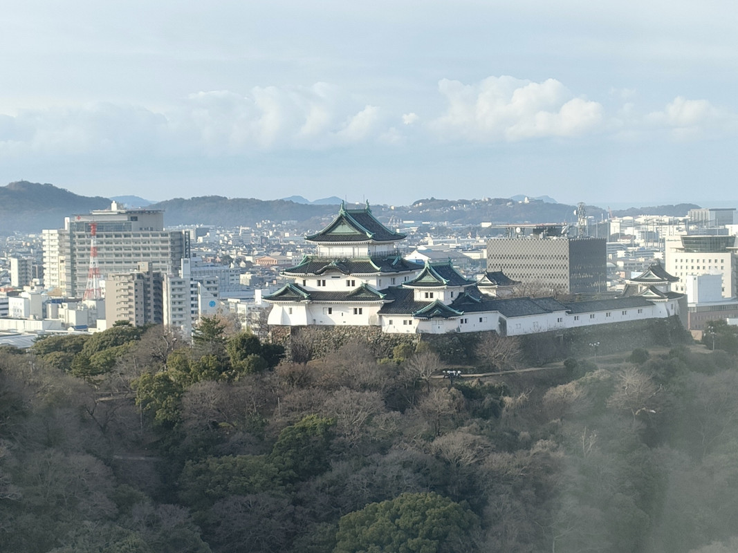 部屋から見た和歌山城。窓が開かないので室内が反射している。