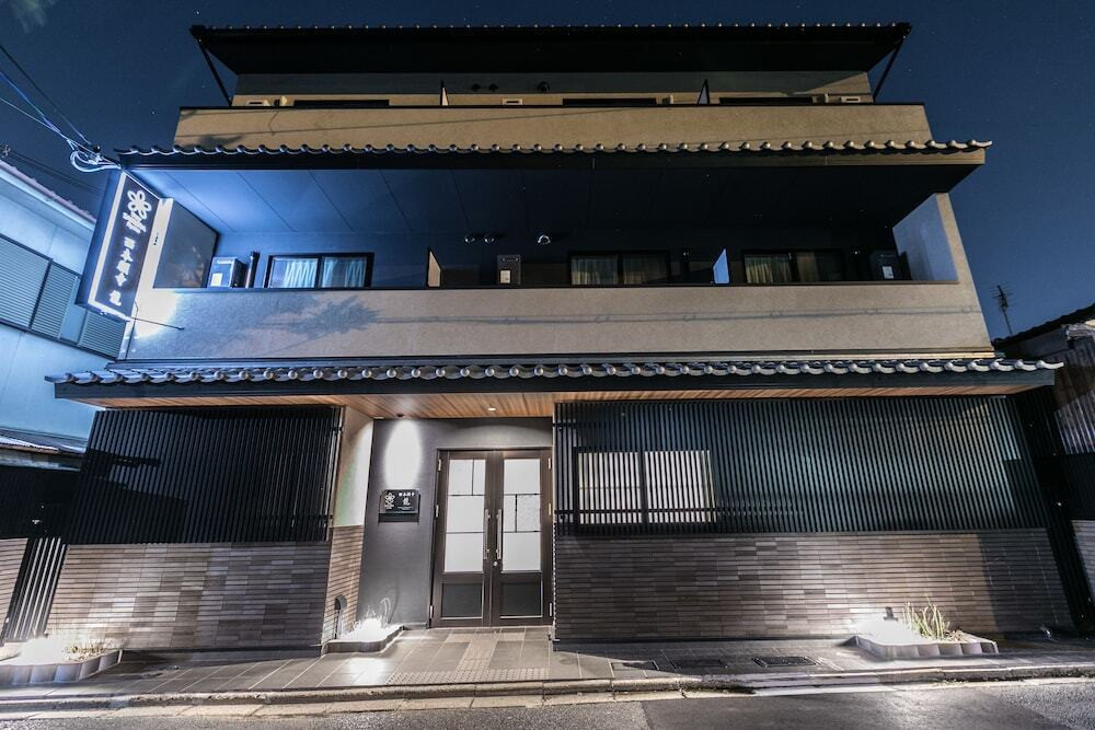 施設の正面 (日没後)