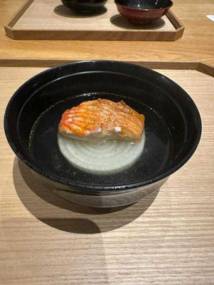 どのお料理もおいしかったですが、私は特に先付の「雲丹とひすい茄子の鮑出汁ジュレ」が印象的でした。夫は「金目鯛と新玉葱と青柚子のお椀」が特に気に入った様子 / 1
