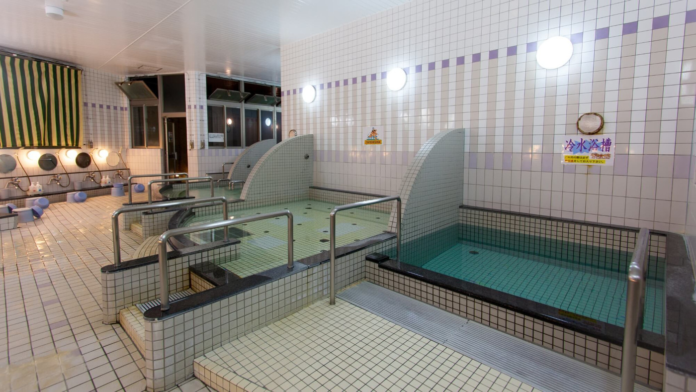 温泉につかって皆でまったり♪4007073