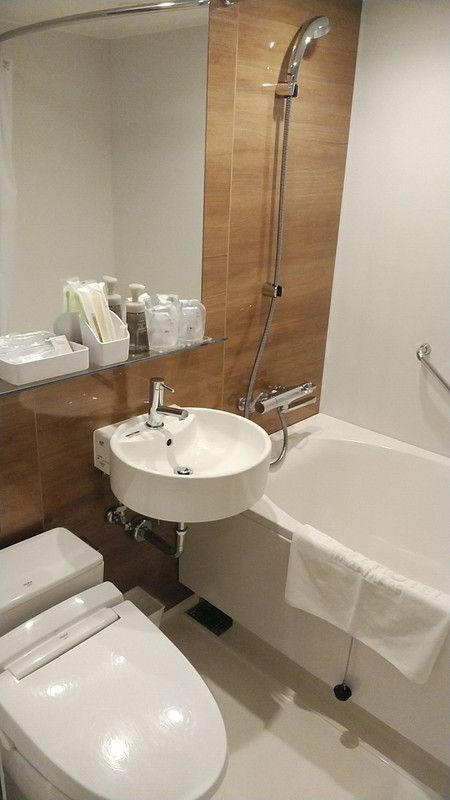 浴槽はオーバルデザインで広いです