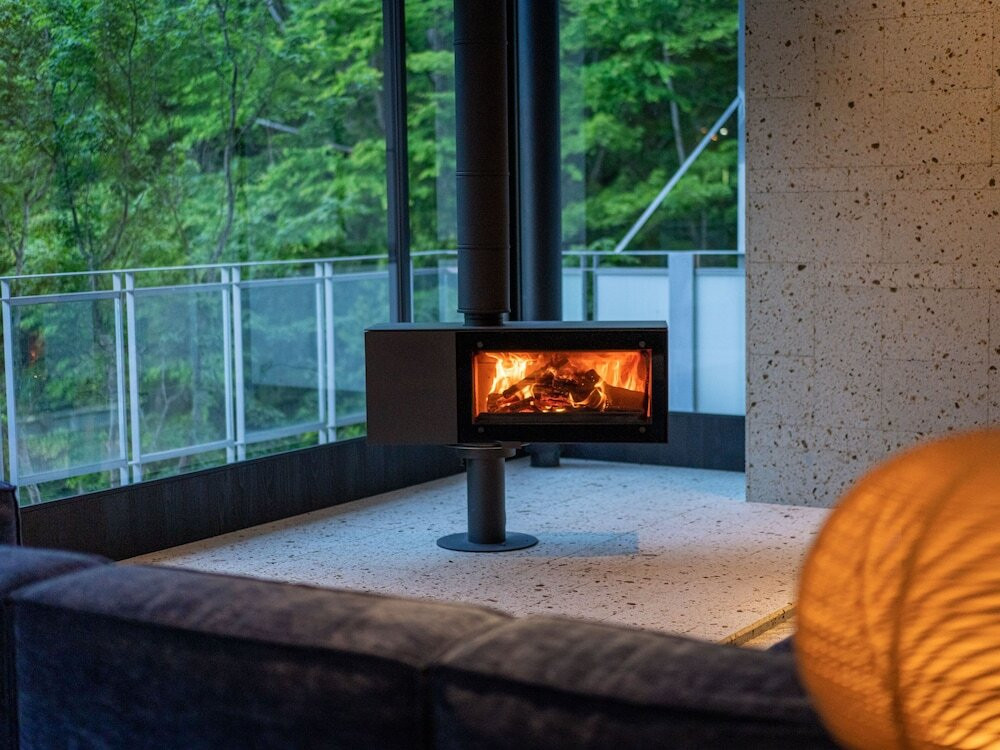 ラウンジの暖炉