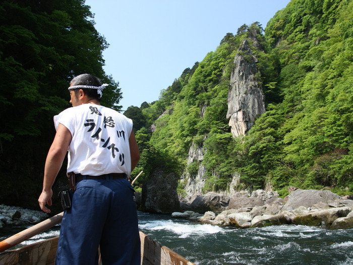 船頭さんの櫂（かい）さばきにほれぼれ。両側から岸壁が迫ってくるようなスリルはぜひ現地で体験して