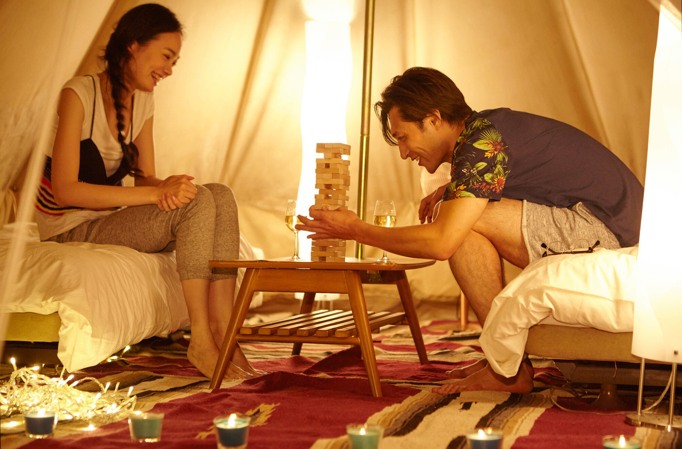 ゲームを楽しむ男女