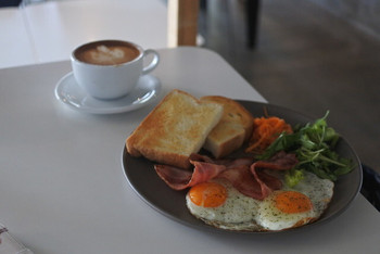 「AIEN COFFEE&HOSTEL」 料理 96158040 カフェラテとAIEN PLATE