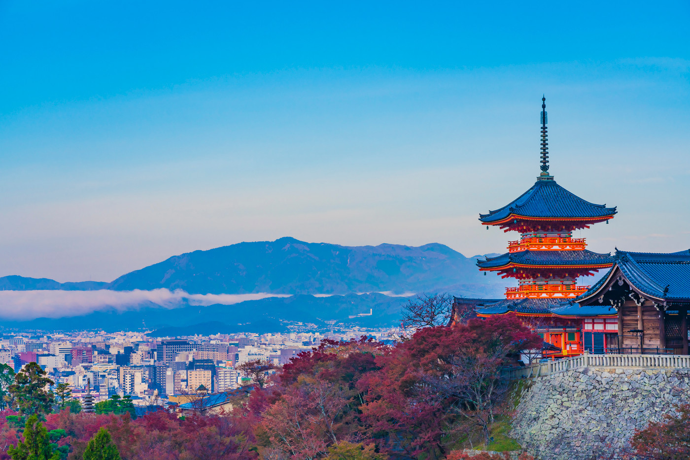 京都　秋の清水寺　三重塔　　