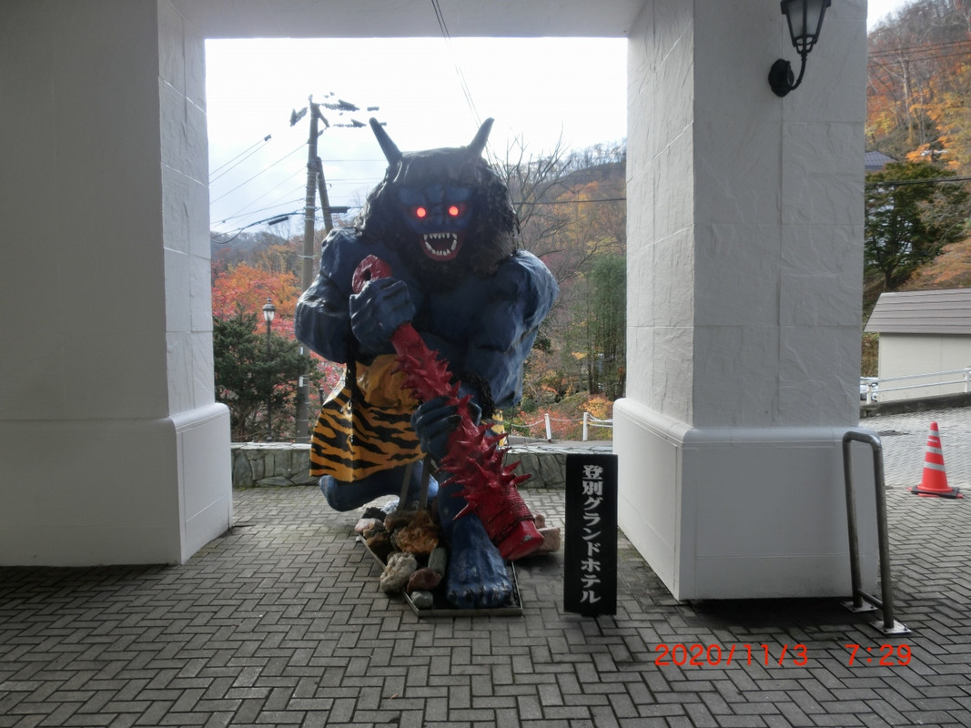 鬼さんが玄関でお出迎え