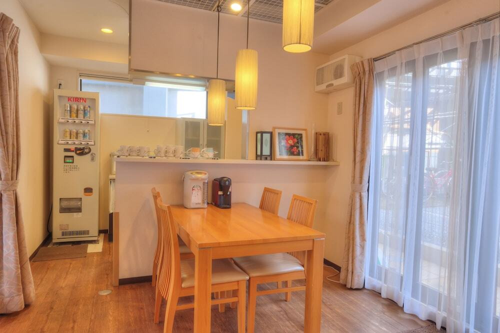 客室内のダイニングエリア