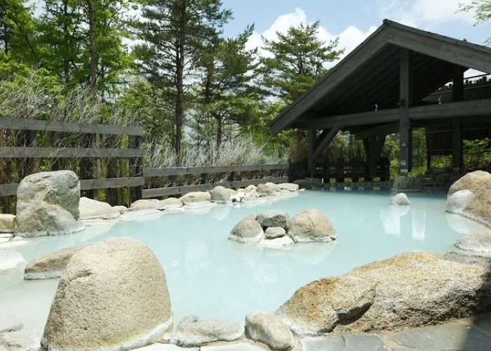 昼間は青空、夜は星空の下で湯浴みできる「大湯処 季の湯」の露天風呂