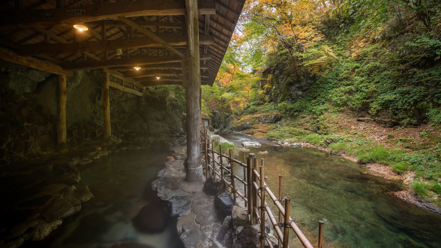 秋の天然岩風呂