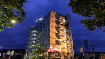 施設の正面 (日没後) / 3