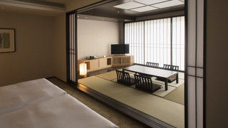 ルーム シングルベッド 2 台 (Tatami)