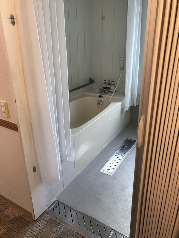 バスルームの入口はアコーディオンカーテン