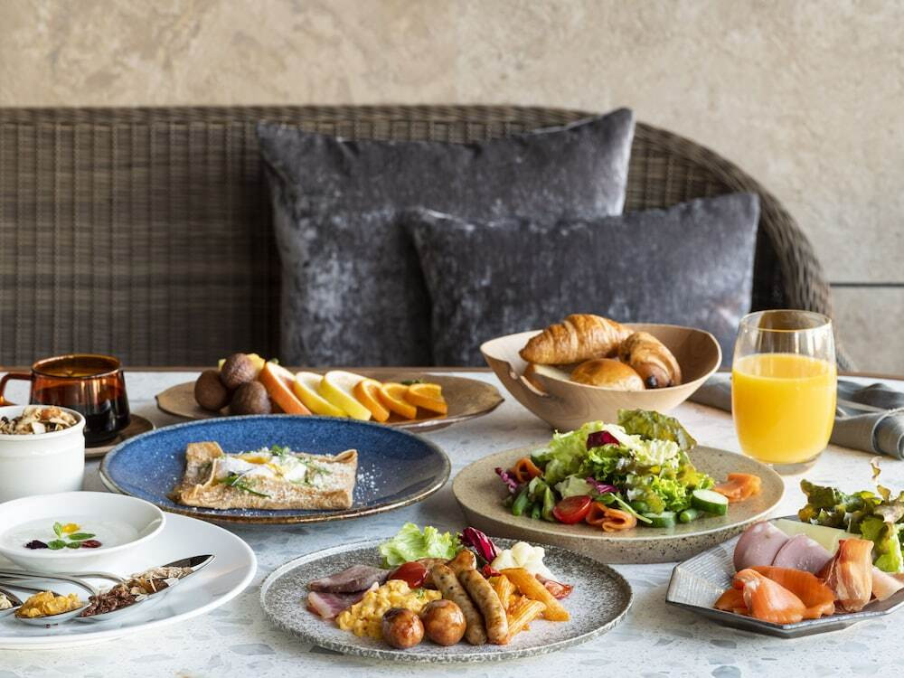 爽やかな景色を横目にヘルシーメニューをいただく4283607