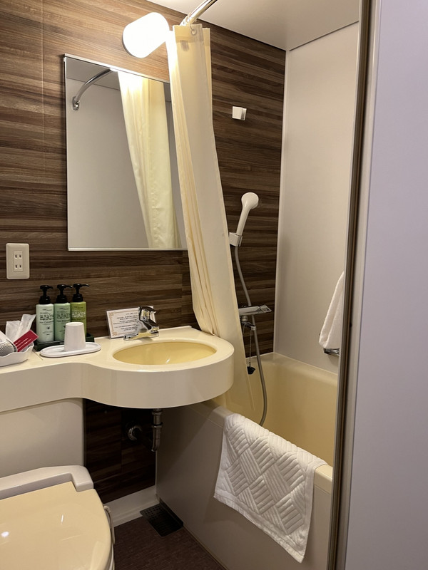 古いビジネスホテルのバスルーム