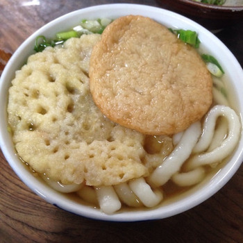 「みやけうどん」料理 754134 小ぶりの丼にてんこ盛り