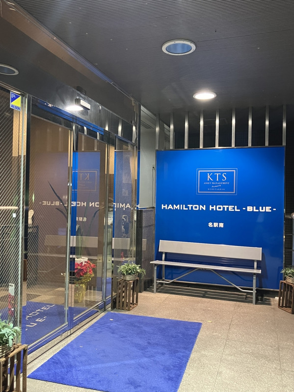 2階にあるホテル玄関