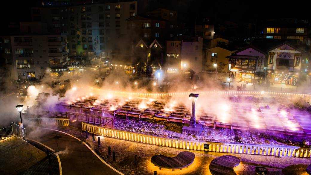 ライトアップされた湯畑周辺 / 2