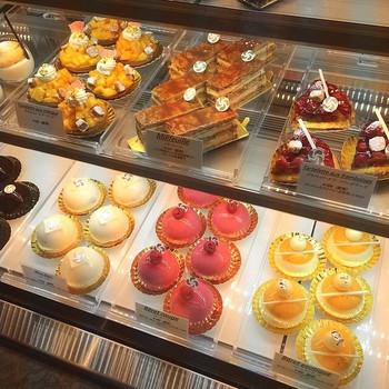 「メゾン・ダーニ」内観 43782 ケーキのショウケース＼(^o^)／ ミルフィーユ520円は破格（≧∇≦）