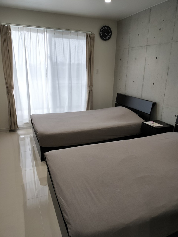 ベッドは簡素です。