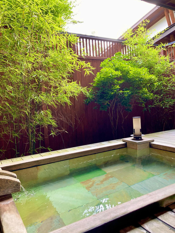 露天風呂付き客室の一例