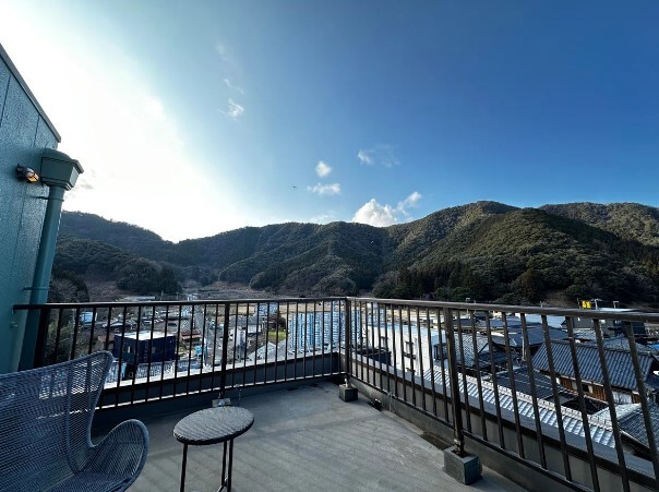 「離れ 4階 グランスイート」は専用テラス付き。海側、山側どちらの景色も楽しめる / 6