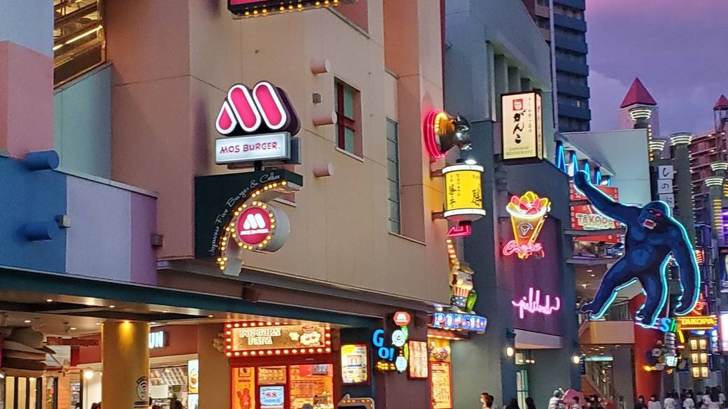 チェーン店やコンビニなどもあり / 2
