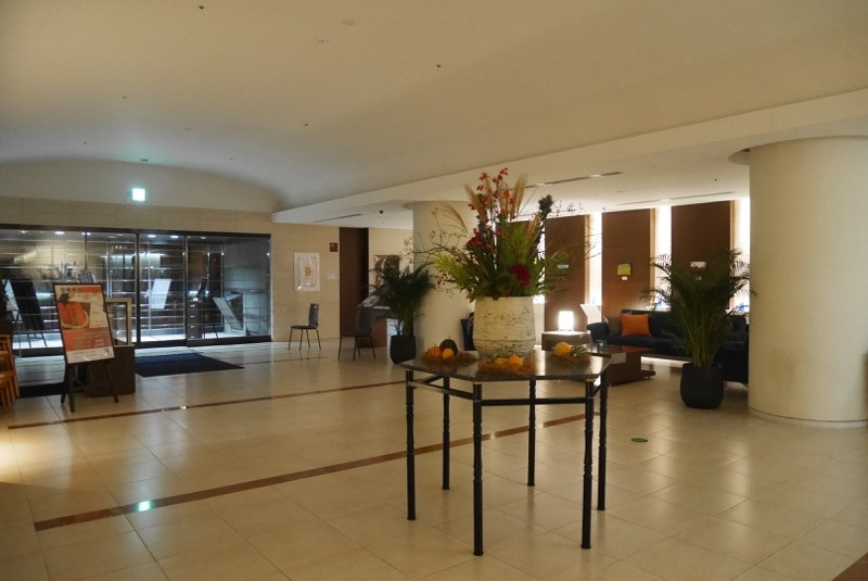 真夜中のロビー。