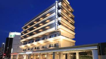 施設の正面 (日没後) / 1