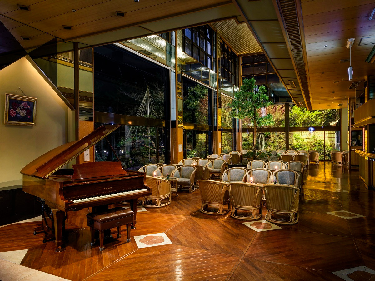 夜の大人時間を過ごす「ナイトバーラウンジ」3725609