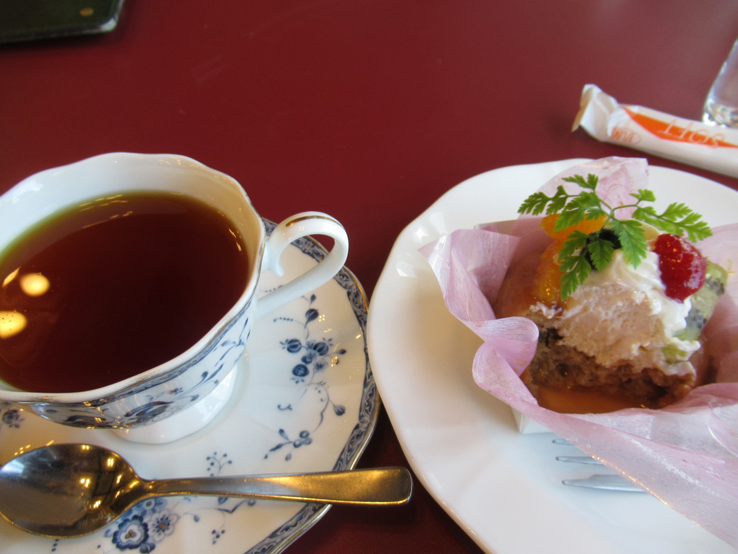 紅茶とケーキ(サヴァラン)