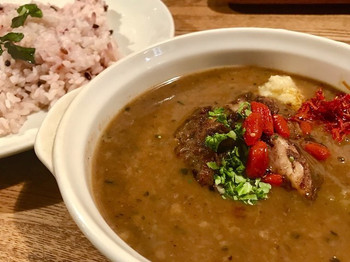 「薬膳カレーじねんじょ 谷中店」 料理 78621387 薬膳鶏肉カレー  生姜・紅花トッピング(風邪予防)  十穀米