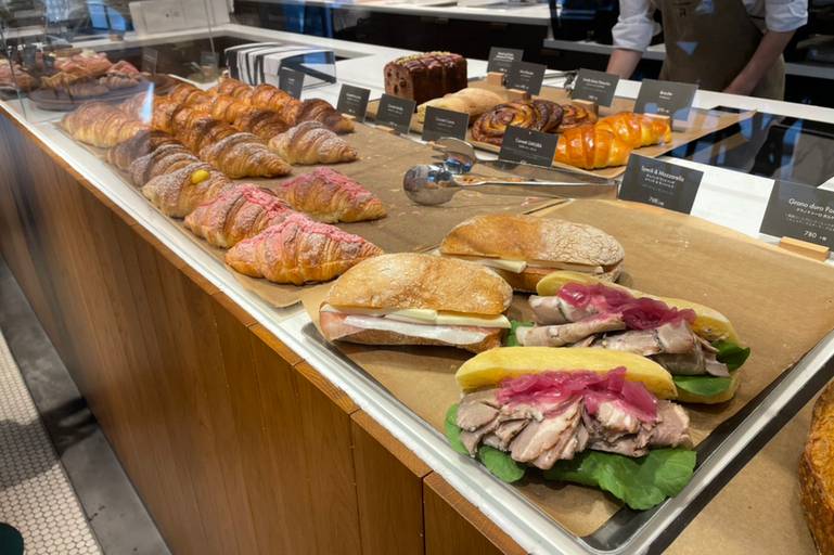 銀座で待ち合わせ
カフェでスイーツを堪能 / 3